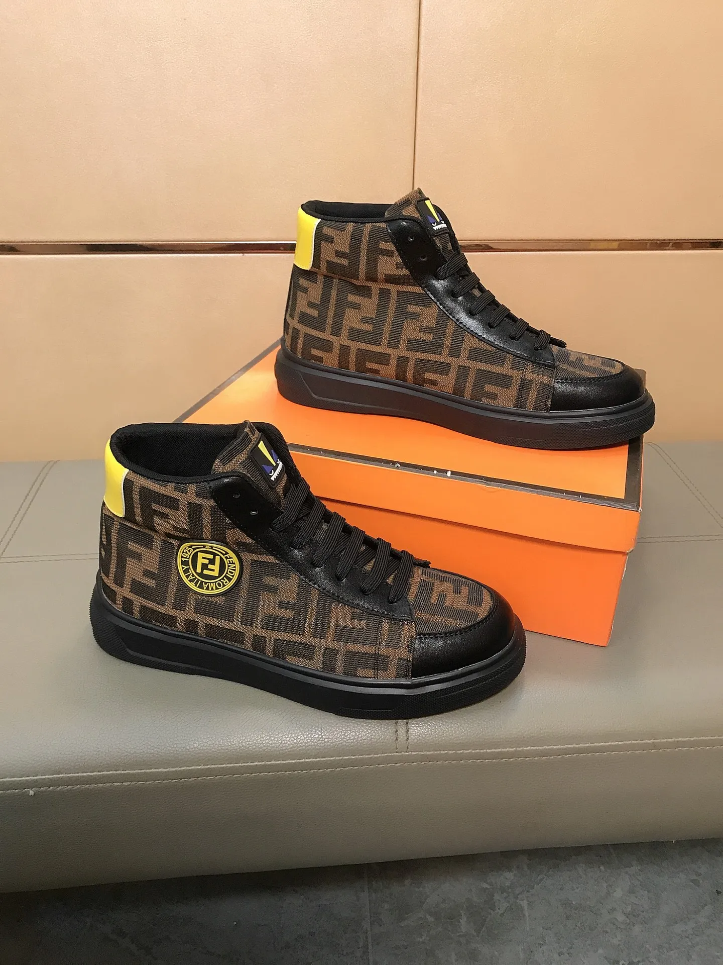 Men's shoes 240 🥾🥾↔️↔️[fendi] Fendi classic and comfortable men's high-top casual shoes, the upper is made of nubuck leather with brand printed fabrics, sheepskin feet, and rubber wear-resistant outsole. This unique style is suitable for all seasons, casual and refined sensibility, comfortable and natural on the feet. It is an everyday style for casual travel in autumn and winter! Code number: 38-44